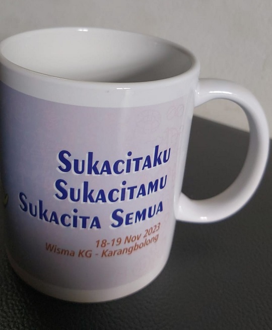 mug souvenir FG Yohanes yang dibagikan kepada peserta PAKAi